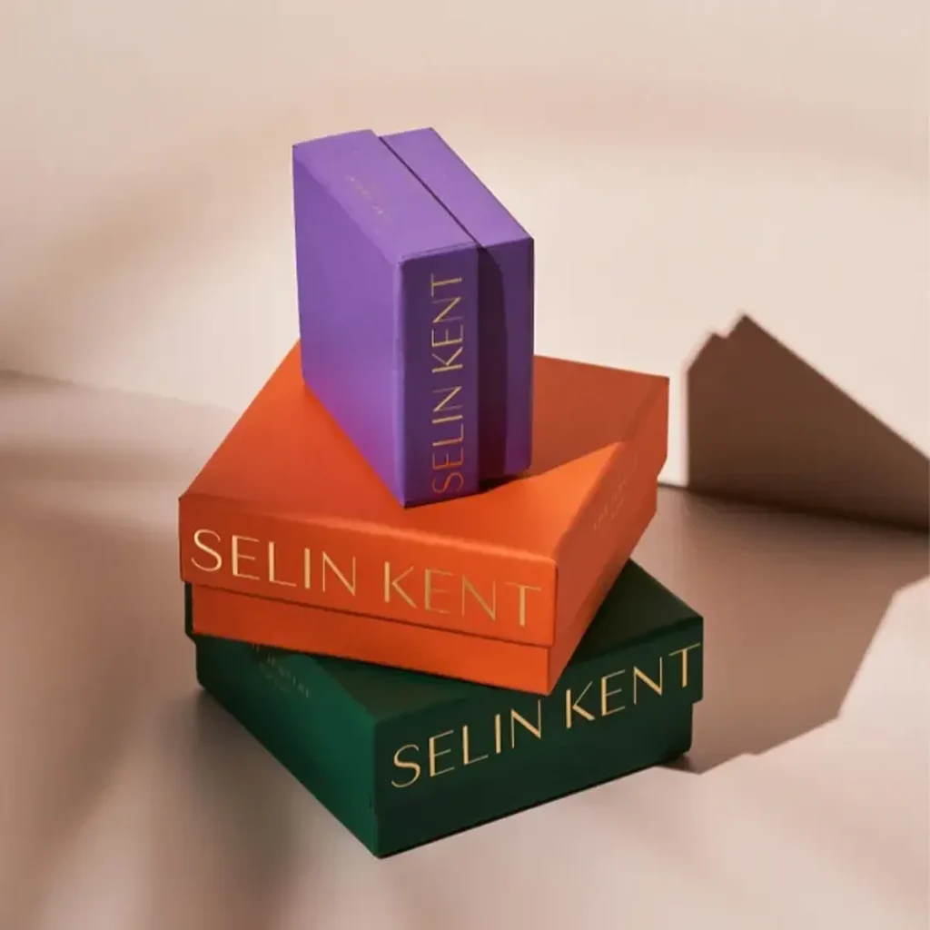 Two-piece rigid box with a lift-off lid